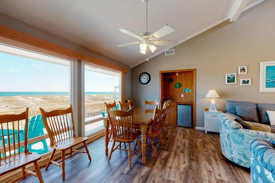 Gulf-Front Home with Great Views, Balcony, AC, dog friendly! House in West Beach