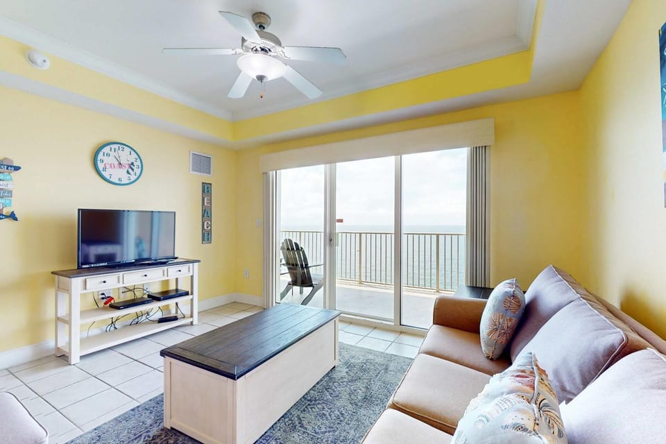 13th-floor oceanfront condo with balcony AC grill pool hot tub & gym House in West Beach