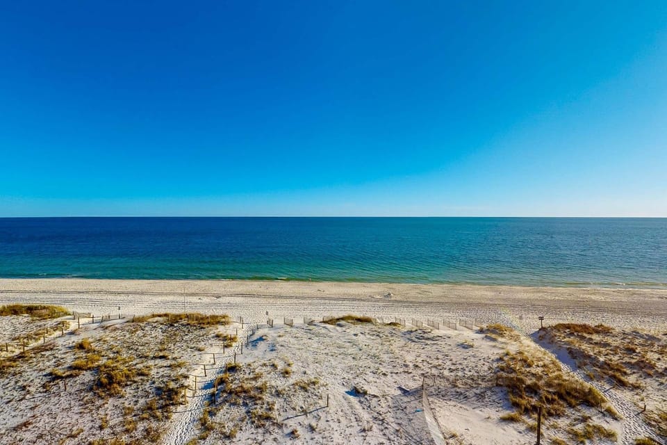 Gulf-Front 4th-Floor Condo with Shared Outdoor Pool CentralAC Private Balcony House in West Beach