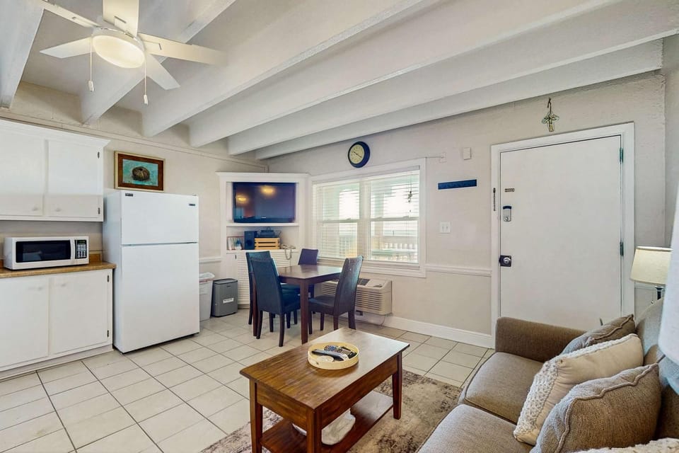 Ocean-view condo with pool access outdoor seating central AC & WiFi House in West Beach