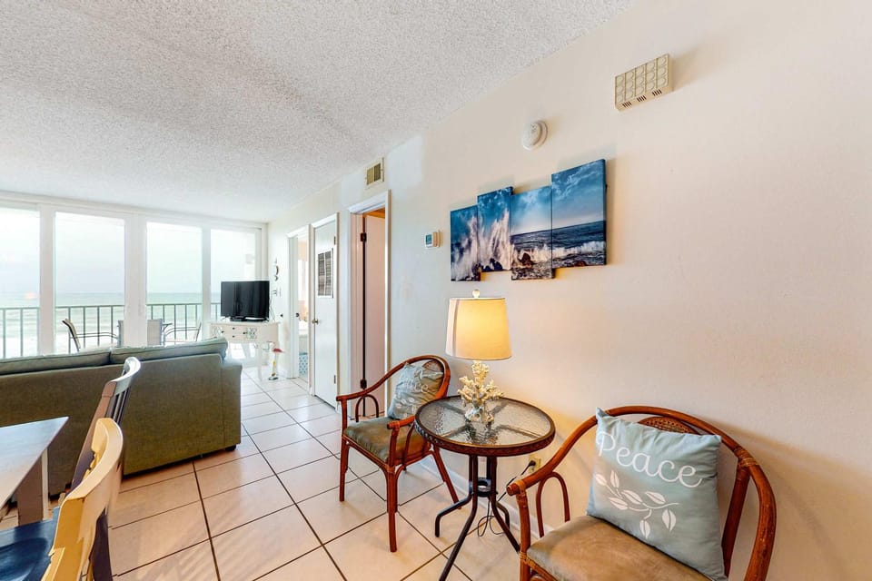 Gulf-Front Condo w Amazing View Balcony AC & Shared Pools Hot Tubs Gym House in Gulf Shores