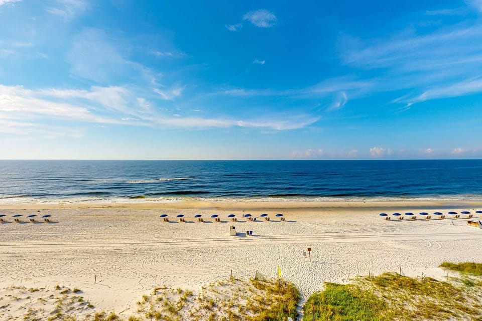 Gulf-Front Condo w Amazing View Balcony AC & Shared Pools Hot Tubs Gym House in Gulf Shores