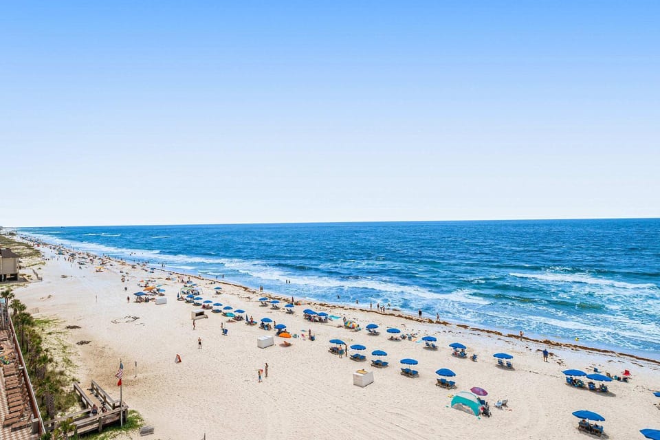 Family-friendly Gulf-front condo with private balcony hot tub pool & gym House in West Beach