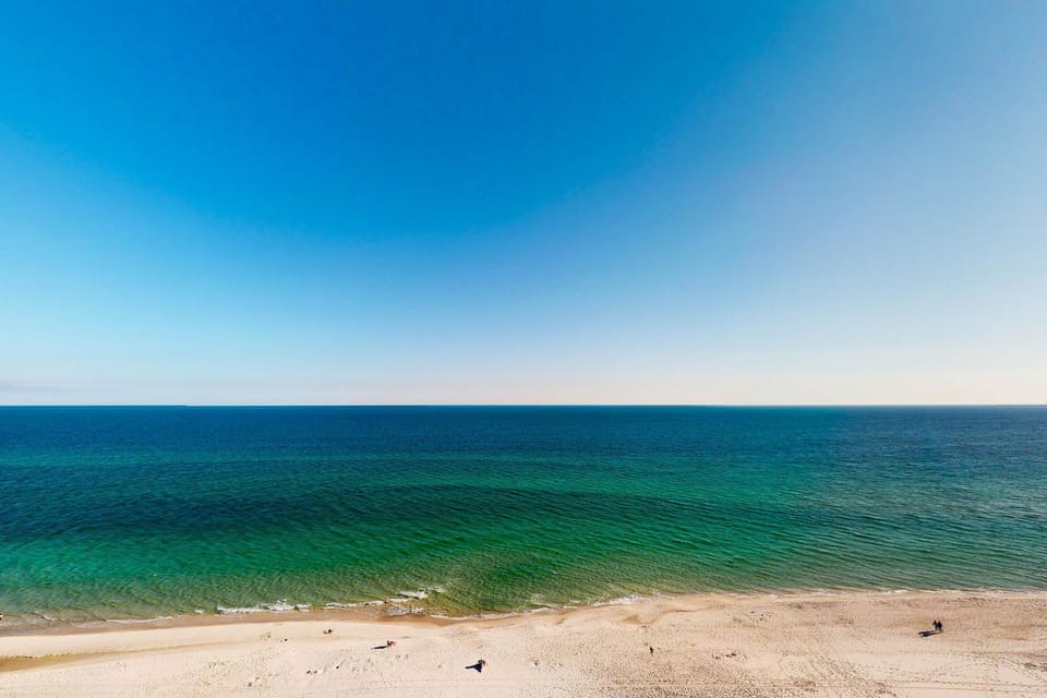 Gulf-Front 12th-Floor Condo w Great View Balcony AC & Shared Pools Hot Tubs House in West Beach
