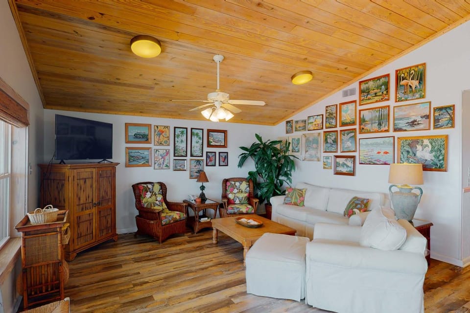 Beachfront Home with Covered Deck Gulf Views Central AC WiFi & Laundry House in West Beach