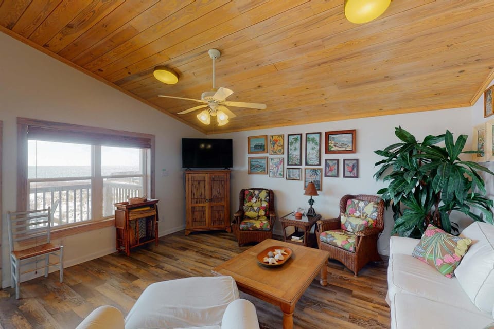Beachfront Home with Covered Deck Gulf Views Central AC WiFi & Laundry House in West Beach