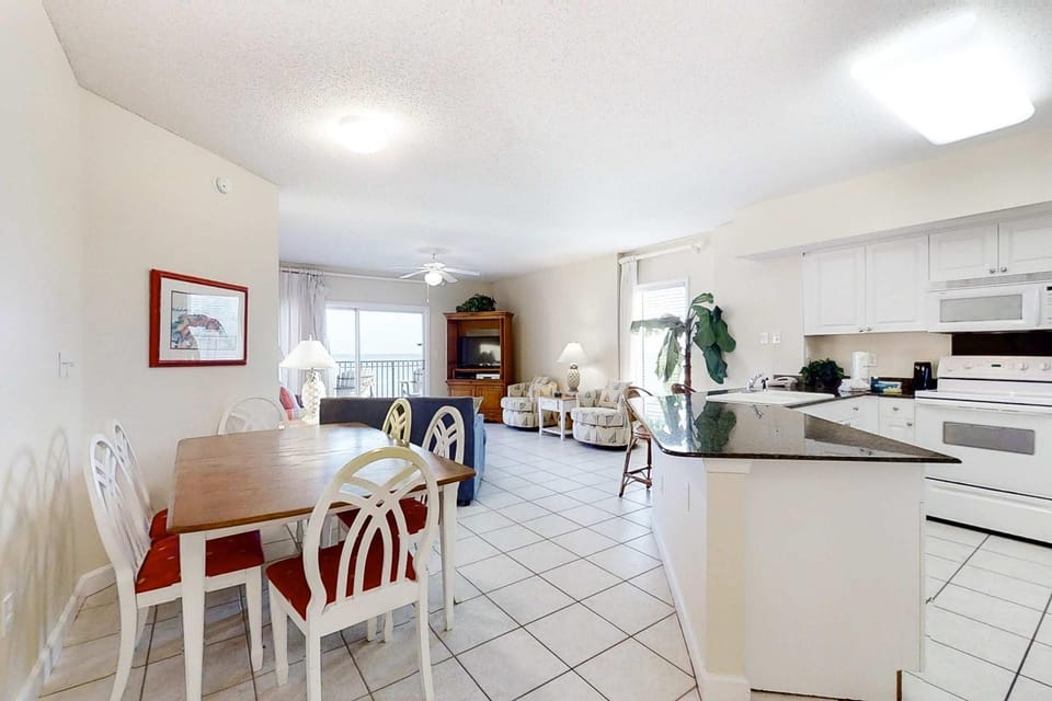 Gulf-Front Condo with Balcony Beach Views WiFi AC & Shared Gulf-Facing Pool House in West Beach