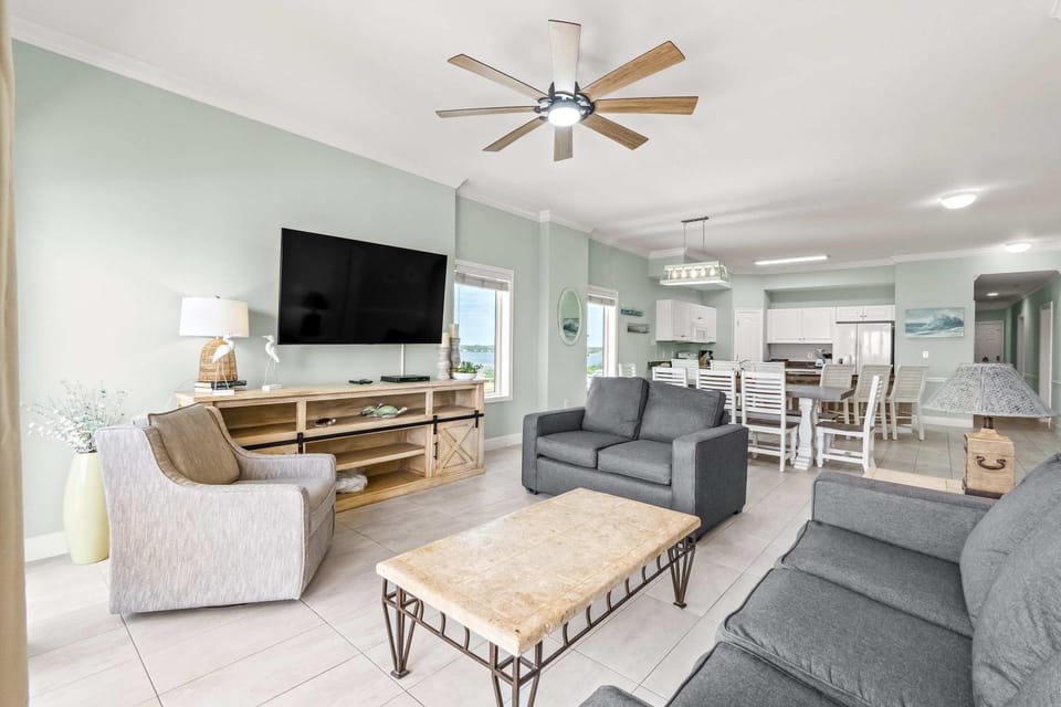 Gulf-front condo with balcony overlooking beach pool new furniture & W&D House in West Beach