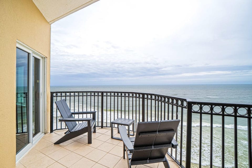 Gulf-front condo with balcony overlooking beach pool new furniture & W&D House in West Beach
