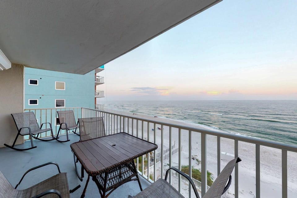 Renovated Gulf-front condo with lovely view balcony AC W&D & pool House in West Beach