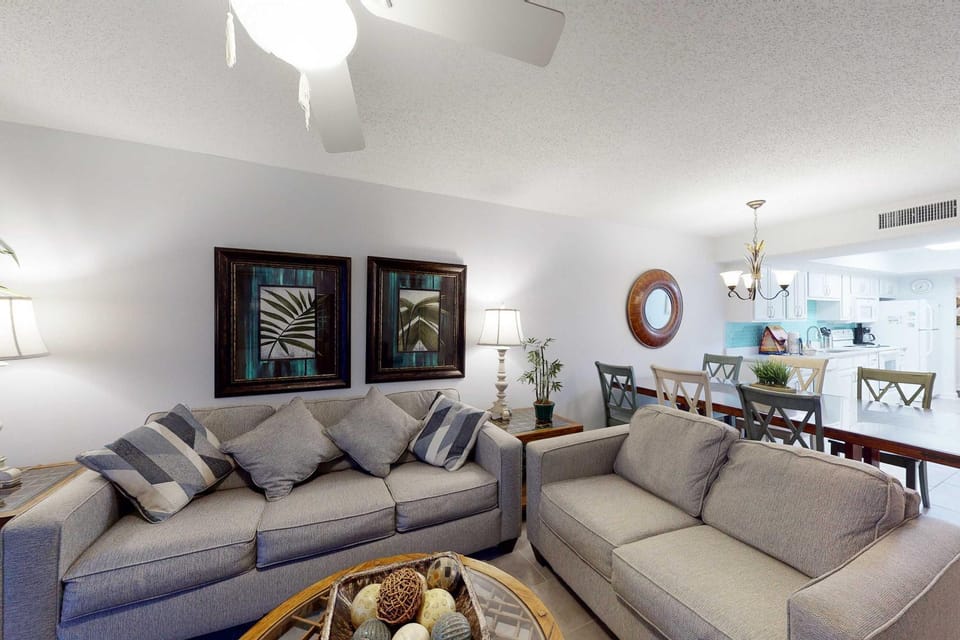 Renovated Gulf-front condo with lovely view balcony AC W&D & pool House in West Beach