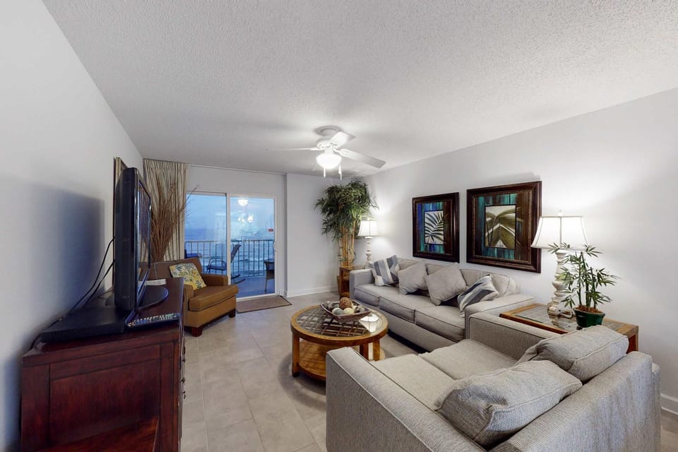 Renovated Gulf-front condo with lovely view balcony AC W&D & pool House in West Beach