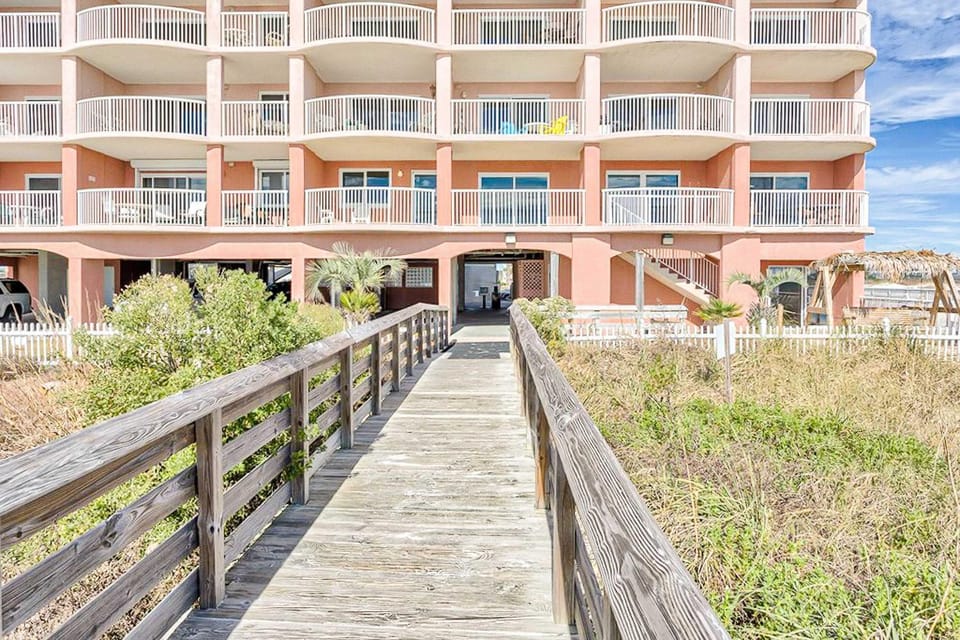 Comfortable Gulf-front condo with pool hot tub washer dryer & central AC House in Gulf Shores
