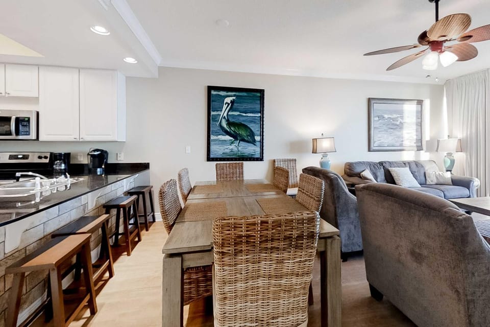 Lovely Gulf-front condo with pool sauna washer dryer & central AC House in Gulf Shores