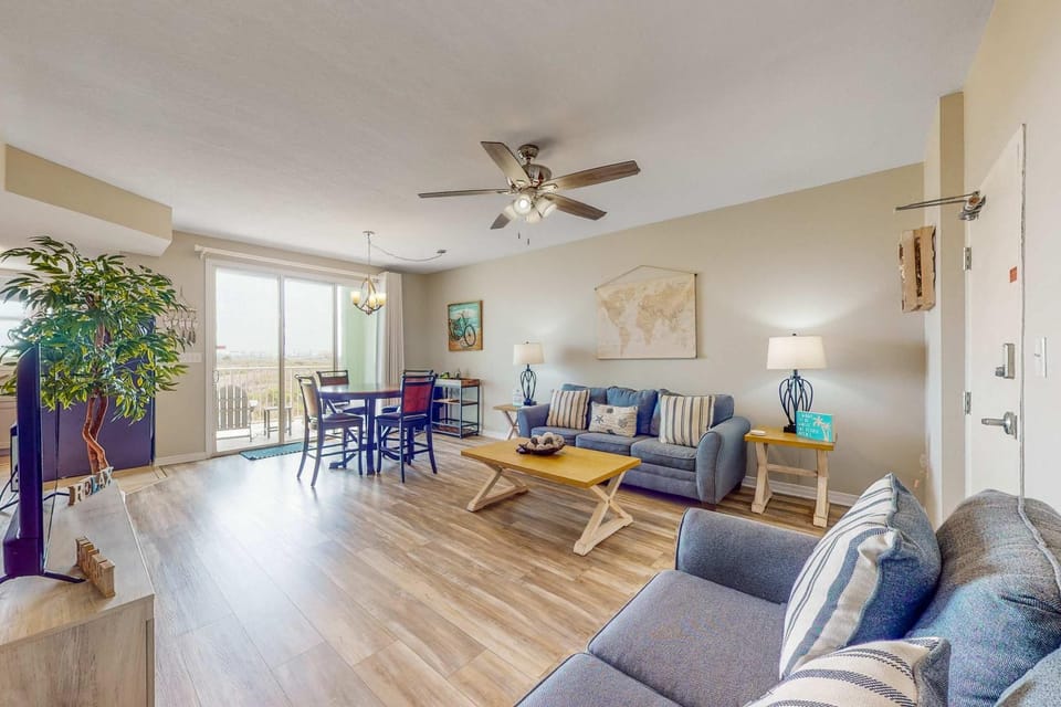 Bay View Condo with Private Balcony AC WiFi & Access to Shared Hot Tubs Pools House in Alabama