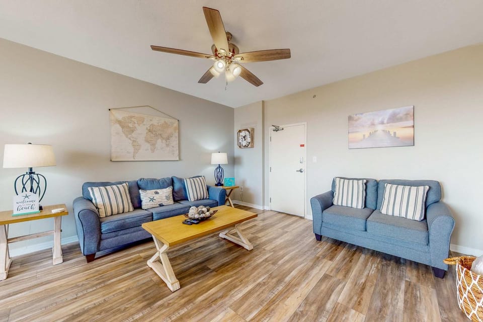 Bay View Condo with Private Balcony AC WiFi & Access to Shared Hot Tubs Pools House in Alabama
