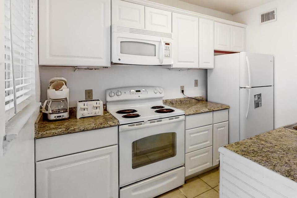 Sunny Gulf View Condo w Balcony WiFi AC & Shared Pools Hot Tubs Tennis House in Alabama