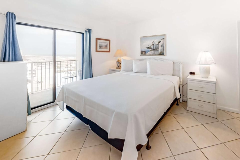 Sunny Gulf View Condo w Balcony WiFi AC & Shared Pools Hot Tubs Tennis House in Alabama