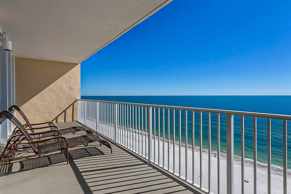 Gulf-front condo with pool sauna washer dryer central AC & gym House in Gulf Shores