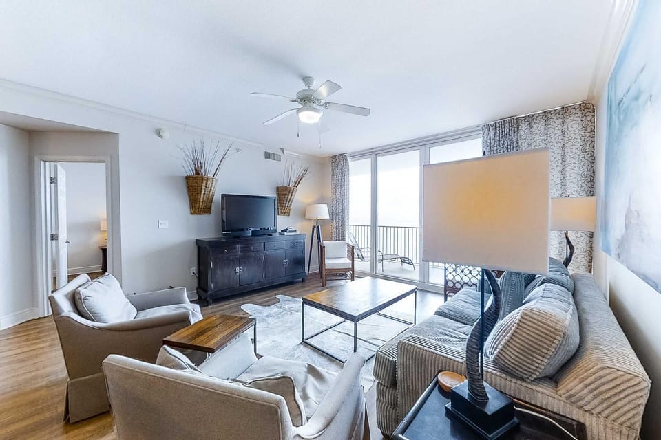 Gulf-front condo with pool sauna washer dryer central AC & gym House in Gulf Shores
