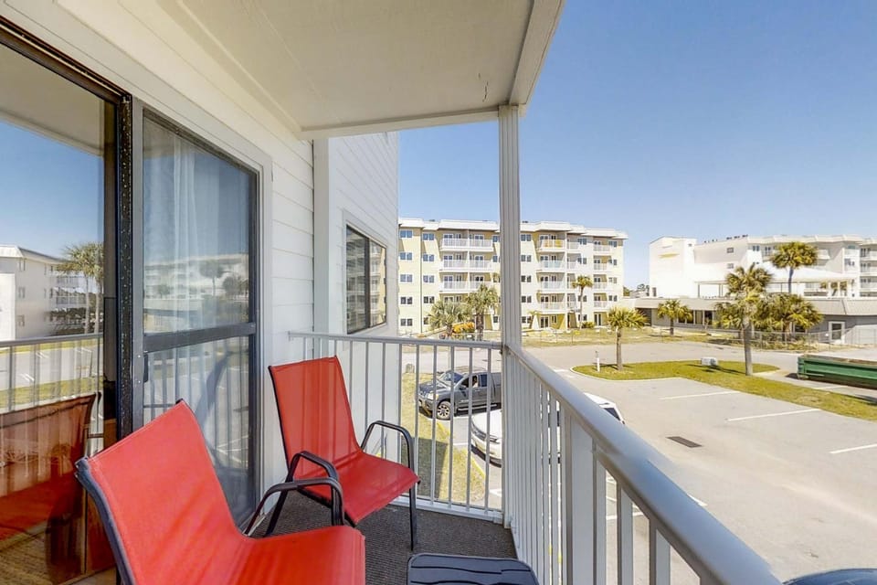 Condo Steps from the Sand with Balcony Resort Pools Central AC & WiFi House in Alabama