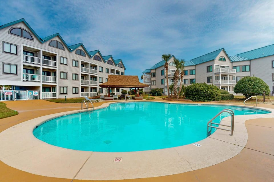 Direct gulf front condo with pools hot tubs & central AC House in Alabama