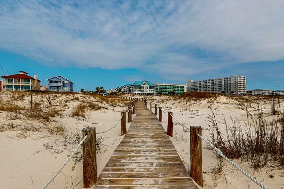 Direct gulf front condo with pools hot tubs & central AC House in Alabama
