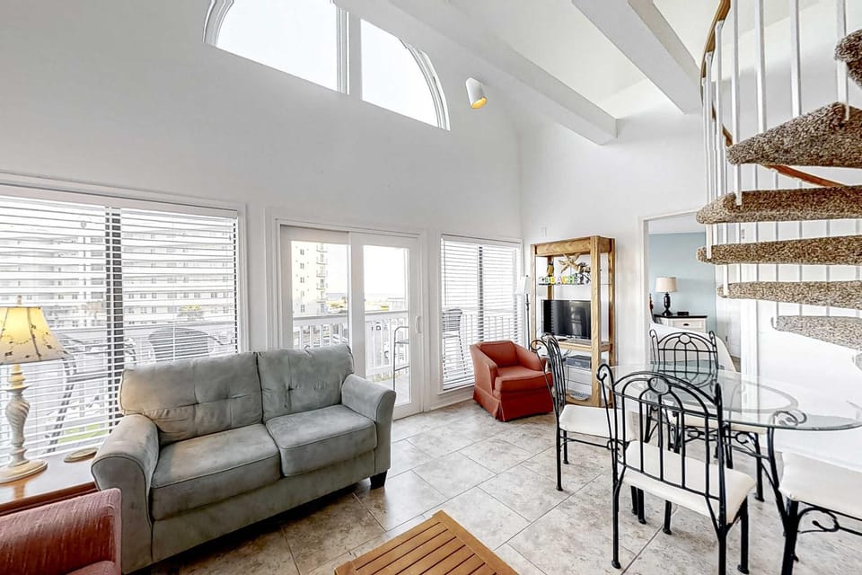 Loft-like condo with balcony easy beach access pools hot tubs & tennis House in Alabama