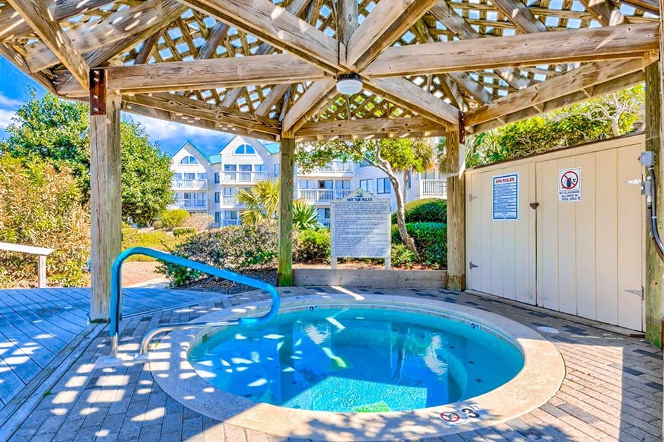 Loft-like condo with balcony easy beach access pools hot tubs & tennis House in Alabama