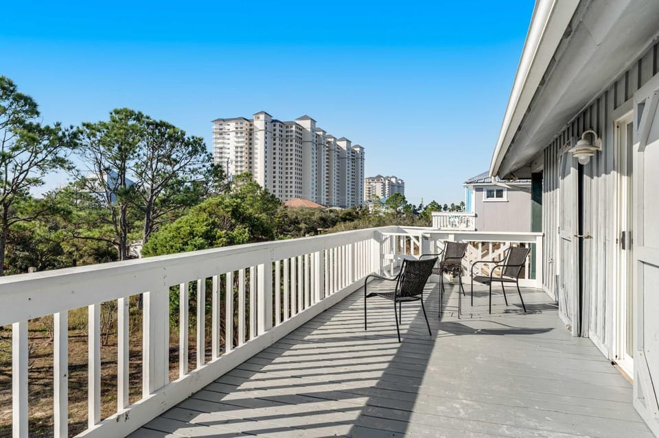Newly renovated bright & chic Home with private deck grill & near the beach House in Alabama