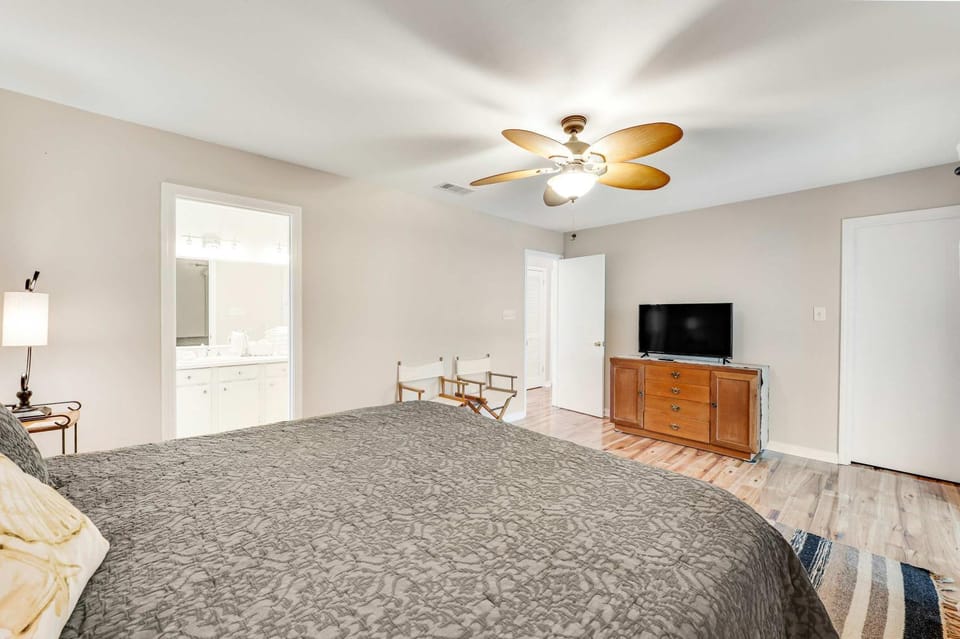 Newly renovated bright & chic Home with private deck grill & near the beach House in Alabama