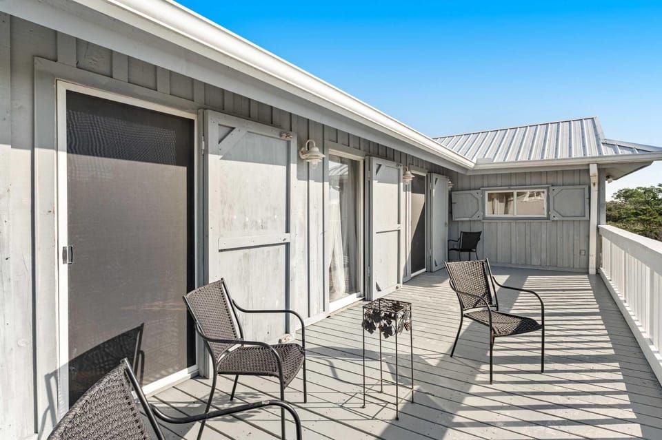 Newly renovated bright & chic Home with private deck grill & near the beach House in Alabama