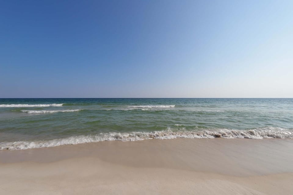 Beautiful condo with shared pools full kitchen private washer dryer House in West Beach
