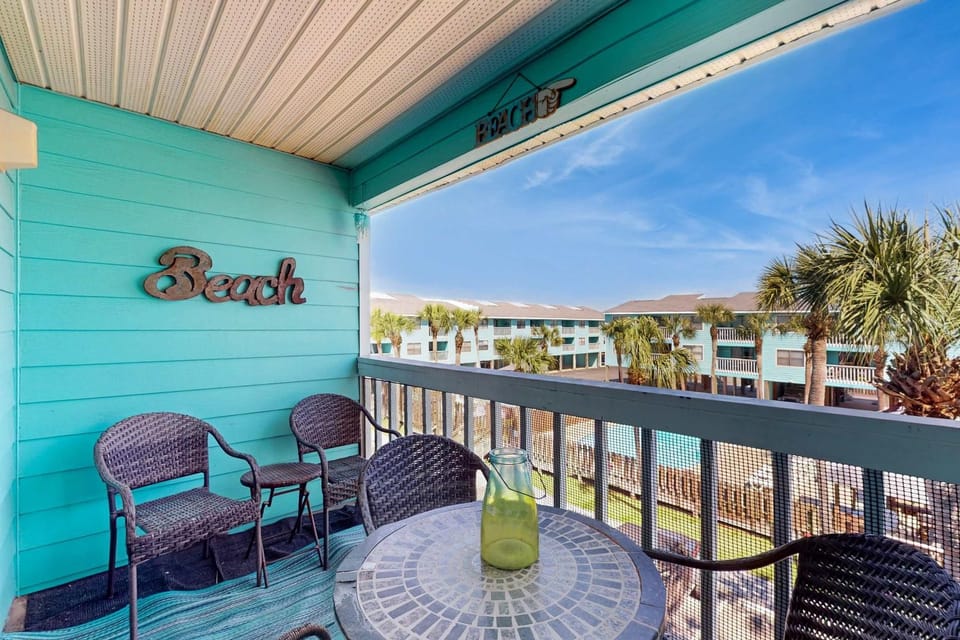 Beautiful condo with shared pools full kitchen private washer dryer House in West Beach