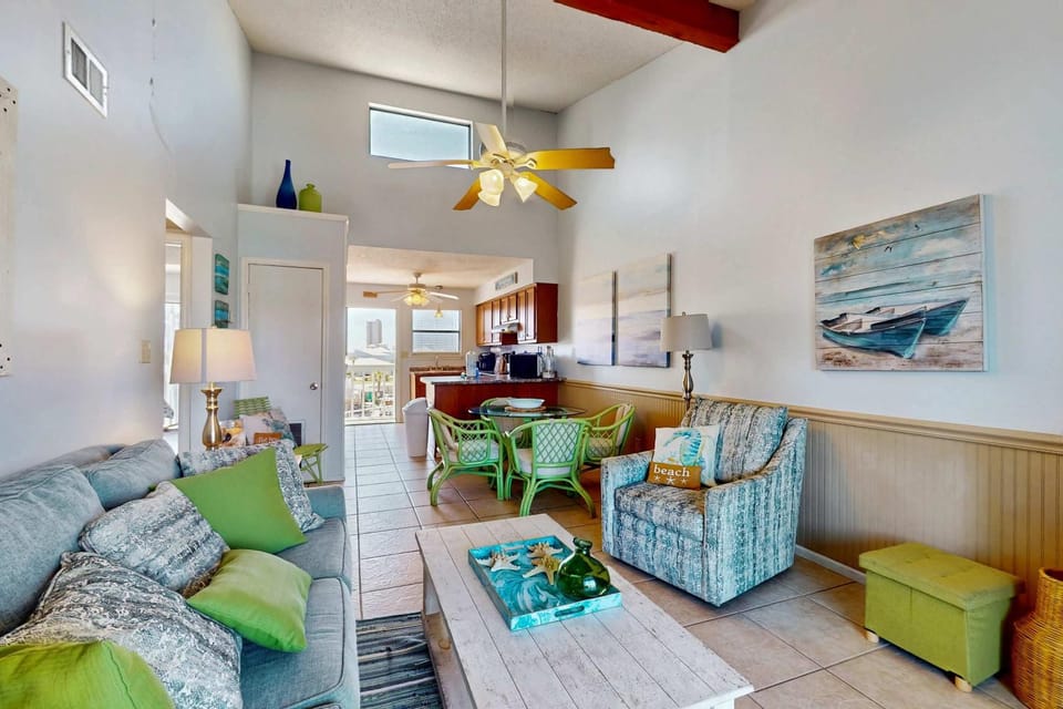 Beautiful condo with shared pools full kitchen private washer dryer House in West Beach