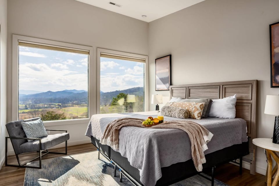 Amazing Views - Calm & Luxurious - Hot Tub - Games Chalet in Sevier County