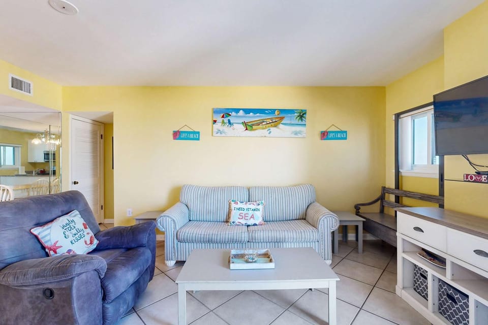 Snowbird-friendly condo with WiFi on-site pools hot tub golf & tennis House in Alabama
