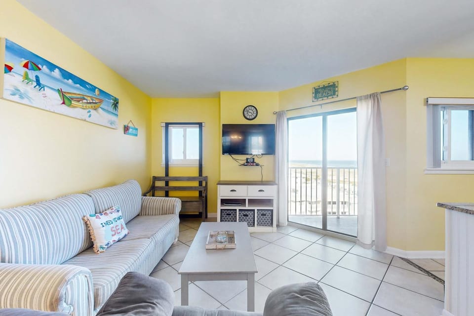 Snowbird-friendly condo with WiFi on-site pools hot tub golf & tennis House in Alabama