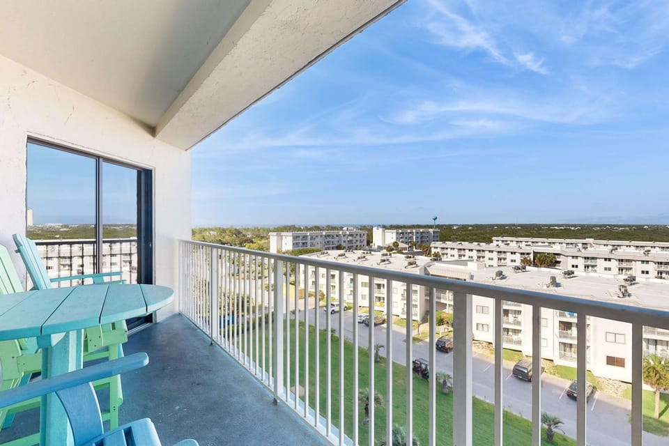 Snowbird-friendly condo with WiFi on-site pools hot tub golf & tennis House in Alabama