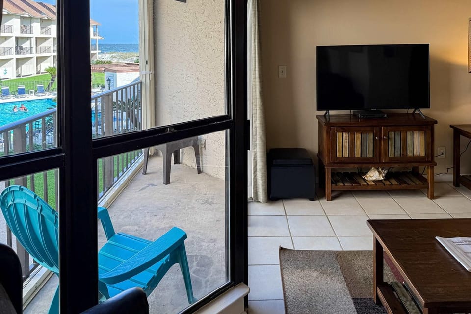 Spacious condo with views of the gulf near beaches features shared pool House in West Beach