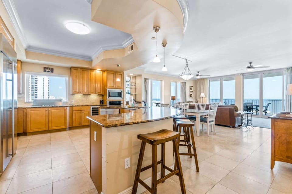 Luxurious condo with pool hot tub & new bedroom furniture - steps to the beach House in West Beach