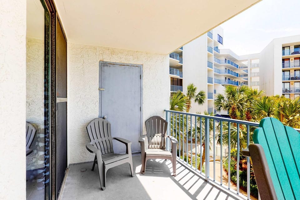 Spacious condo with pool & hot tub - tennis available on-site House in West Beach