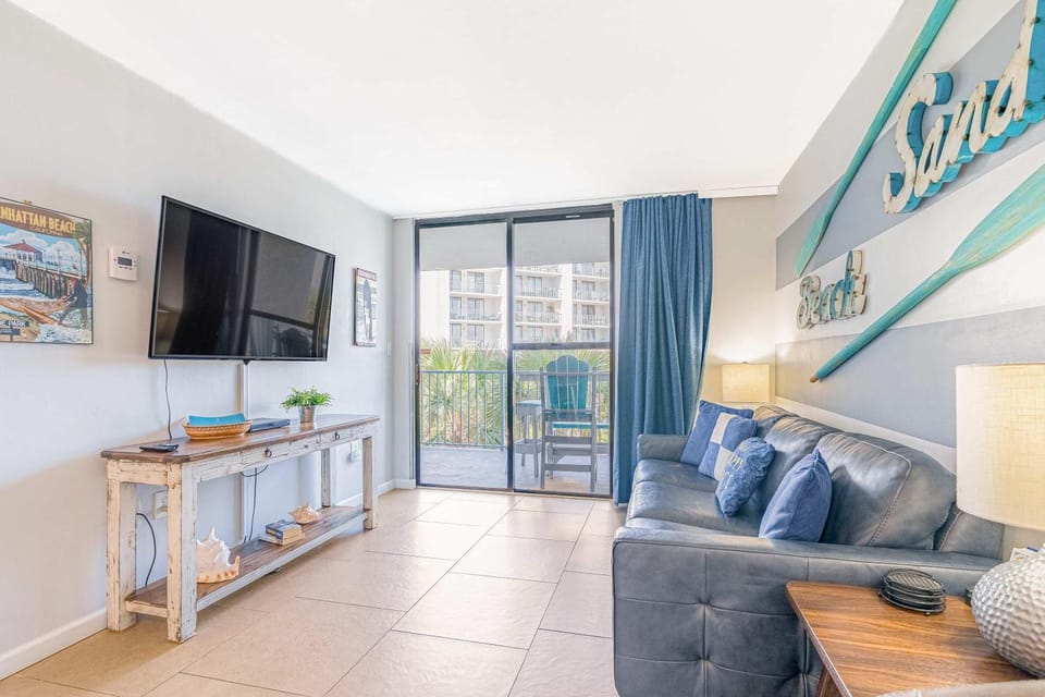 Spacious condo with pool & hot tub - tennis available on-site House in West Beach