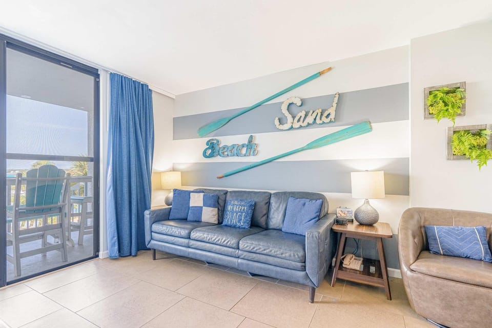 Spacious condo with pool & hot tub - tennis available on-site House in West Beach