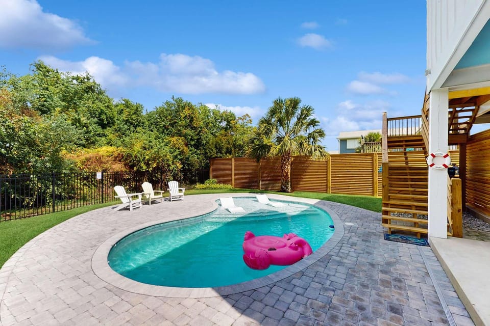 New dog-friendly home with a private pool near the Gulf House in Gulf Shores