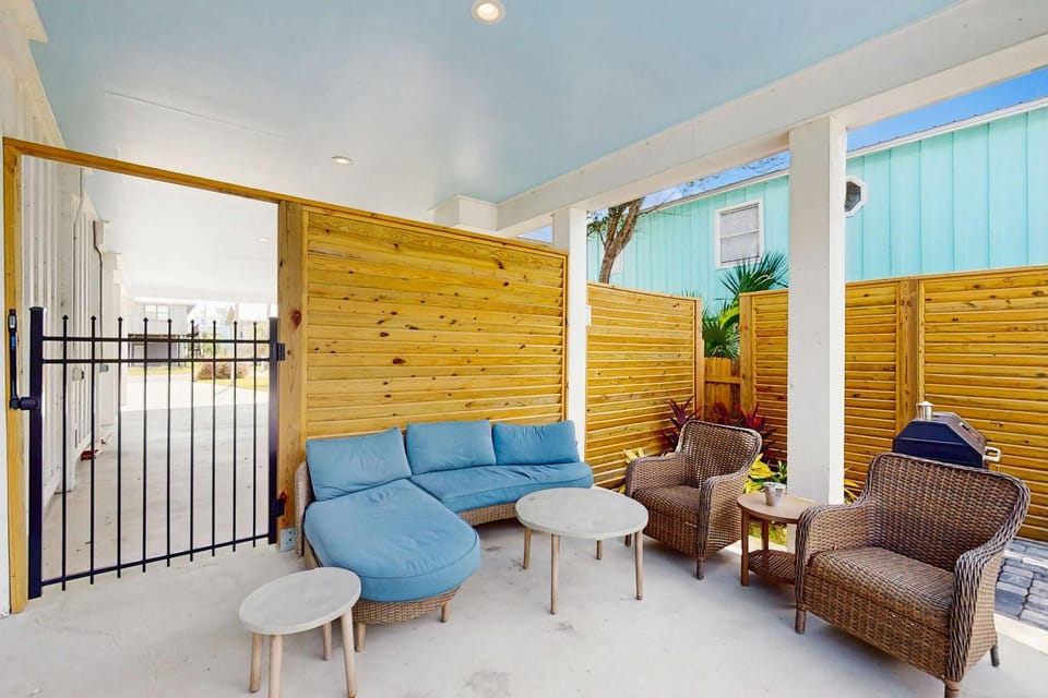 New dog-friendly home with a private pool near the Gulf House in Gulf Shores