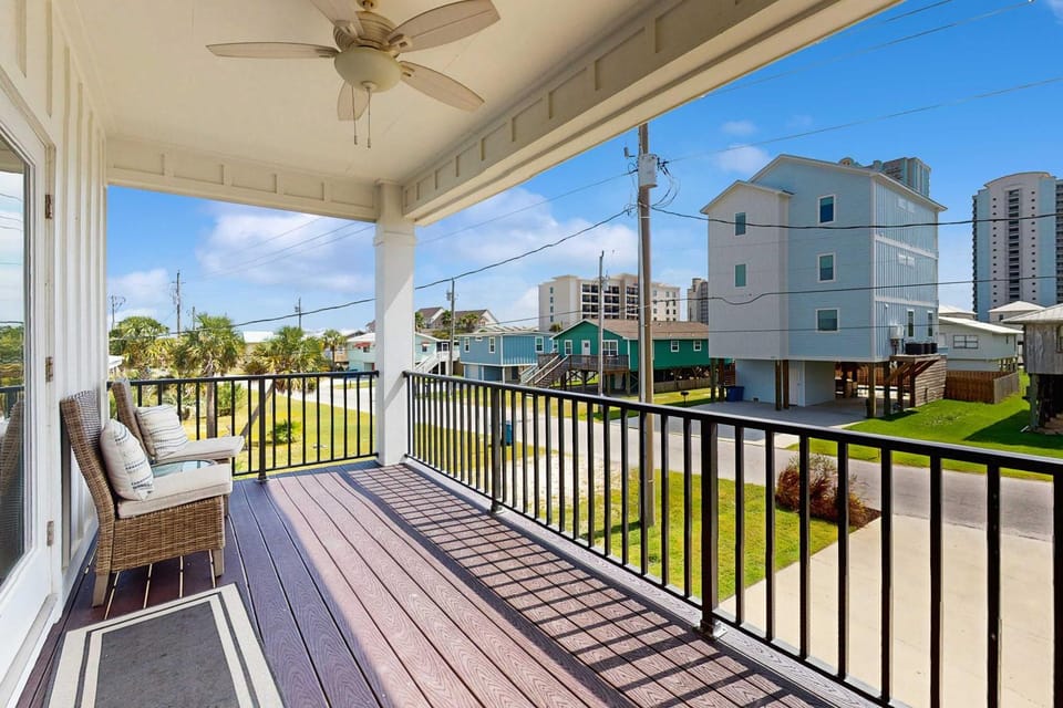 New dog-friendly home with a private pool near the Gulf House in Gulf Shores