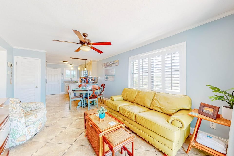 Beautiful condo near the beach with 2 outdoor pools and beach access House in West Beach
