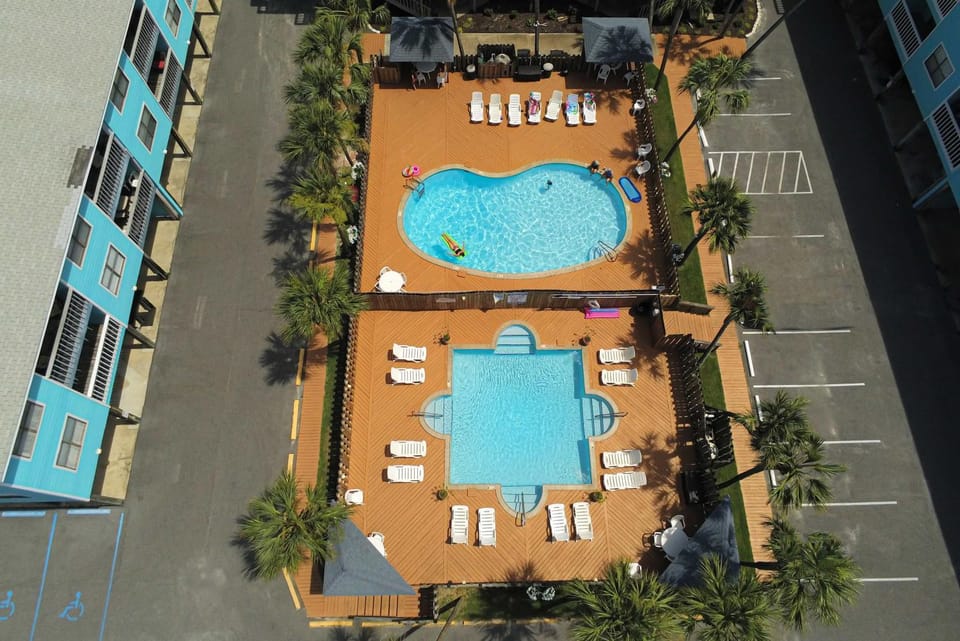 Waterfront condo with a furnished balcony peek-a-boo Gulf views & shared pools House in West Beach