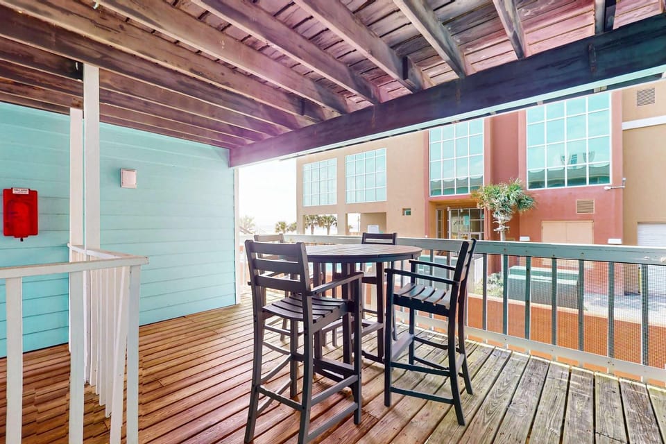 Waterfront condo with a furnished balcony peek-a-boo Gulf views & shared pools House in West Beach